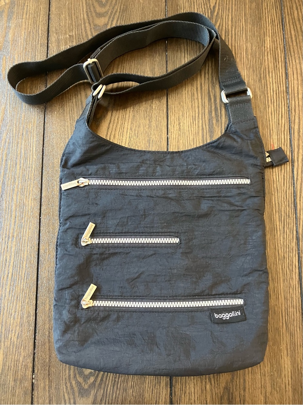 Baggallini Black Crossbody Bag Adjustable Strap Zip Pockets